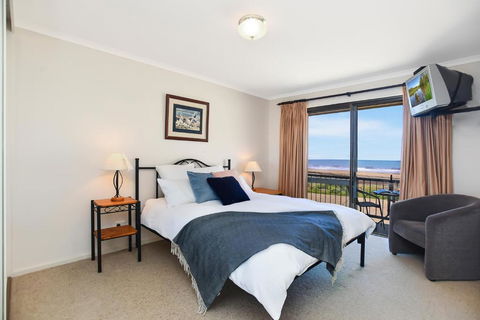 Right On The Beach At Moana - Accommodation Perth 4