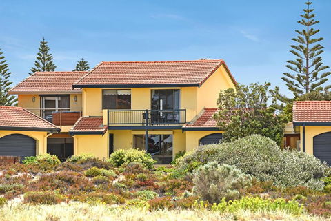 Right On The Beach At Moana - Accommodation Perth 7