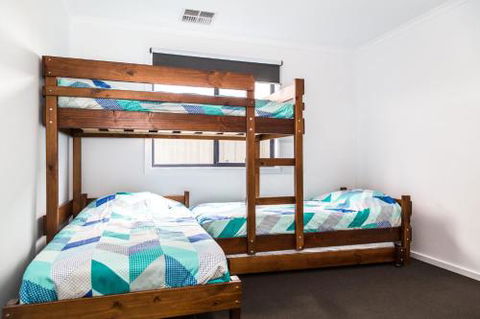 Tee Two On Troon 21 / 30 Troon Drive - Accommodation Perth 6