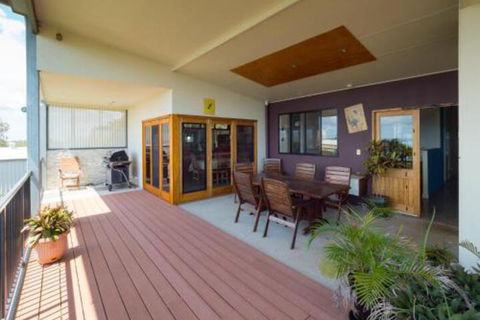Blue Water Retreat Upstairs - Accommodation Perth 0