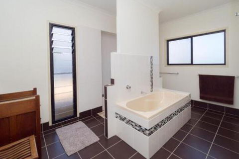 Blue Water Retreat Upstairs - Accommodation Perth 5