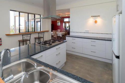 Blue Water Retreat Upstairs - Accommodation Perth 6