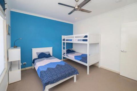 Blue Water Retreat Upstairs - Accommodation Perth 7