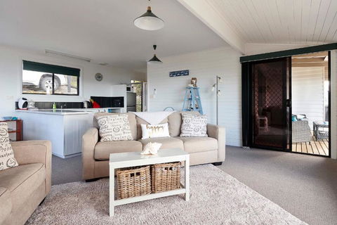 KINGFISHER COTTAGE Beachfront At The Binalong Bay - Perth Resorts 6