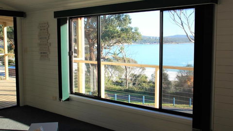KINGFISHER COTTAGE Beachfront At The Binalong Bay - Perth Resorts 5