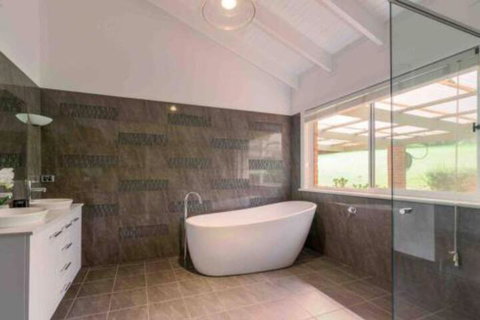 Luxurious Home On 5 Acres Close To CBD Sleeps 18 - Accommodation Perth 7