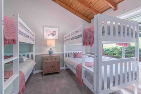 Luxurious Home On 5 Acres Close To CBD Sleeps 18 - Accommodation Perth 3