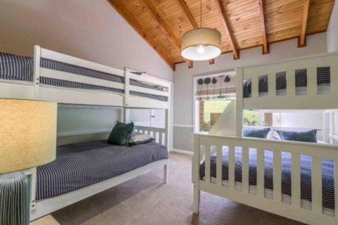 Luxurious Home On 5 Acres Close To CBD Sleeps 18 - Accommodation Perth 5