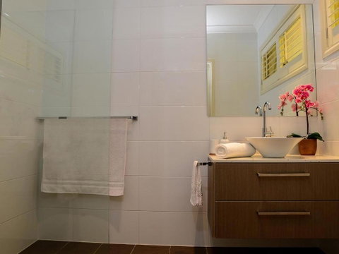 Magnificent Lakeview House Long Jetty - Accommodation Perth 3