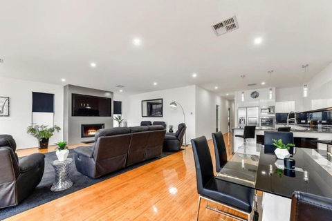 BENGALEE EXECUTIVE TOWNHOUSE MODERN & STYLISH - Accommodation Perth 2