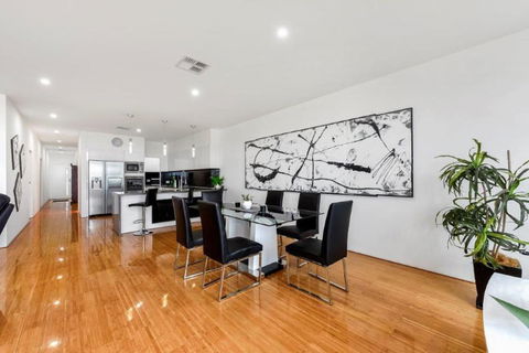 BENGALEE EXECUTIVE TOWNHOUSE MODERN & STYLISH - Accommodation Perth 3