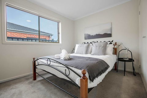 Spacious Lovely Home In Point Cook - Perth Resorts 2