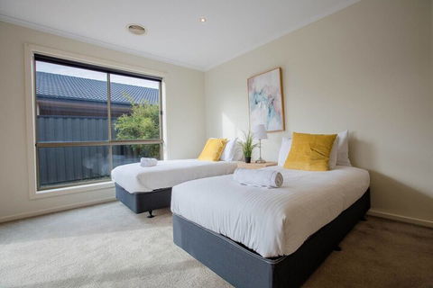 Spacious Lovely Home In Point Cook - Perth Resorts 1