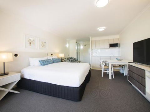 Apartments At 2 Landsborough - Accommodation Perth 4