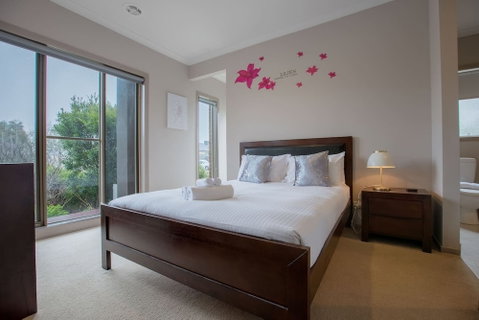 Gorgeous 4BR Home In Point Cook - Accommodation Perth 3