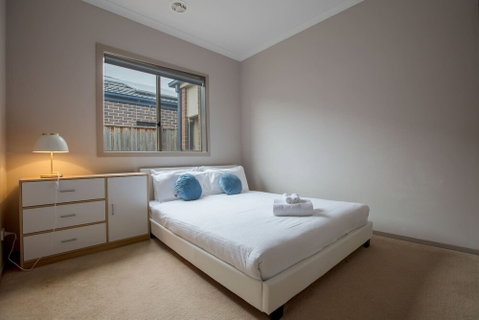Gorgeous 4BR Home In Point Cook - Accommodation Perth 1