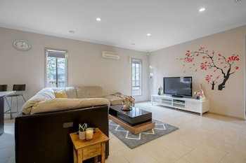 Gorgeous 4BR Home In Point Cook - Accommodation Perth 0