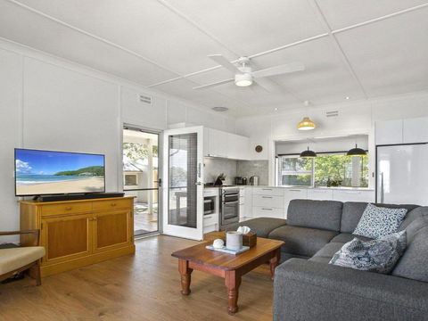 Bellevue Overlooking Serene Lake Woolumboola - Perth Resorts 1