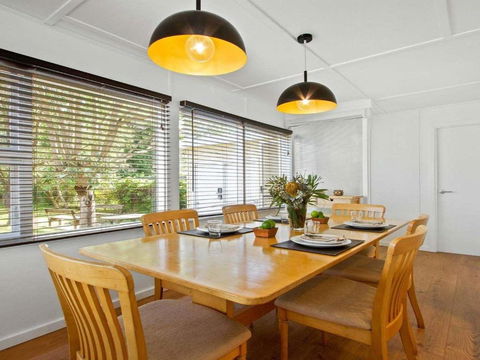 Bellevue Overlooking Serene Lake Woolumboola - Perth Resorts 6