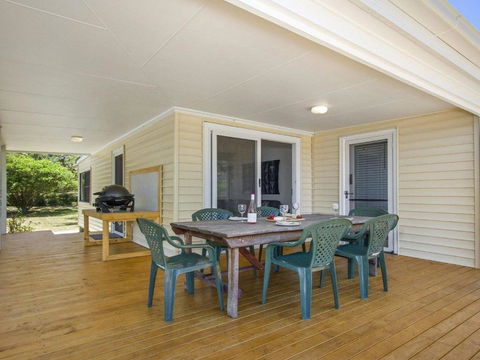 Bellevue Overlooking Serene Lake Woolumboola - Perth Resorts 4