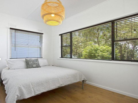 Bellevue Overlooking Serene Lake Woolumboola - Perth Resorts 5