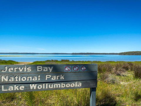 Bellevue Overlooking Serene Lake Woolumboola - Perth Resorts 3