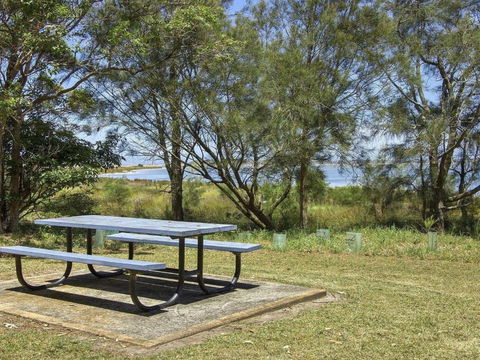 Bellevue Overlooking Serene Lake Woolumboola - Perth Resorts 2