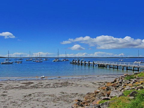 Crystal Blue Views Across The Bay - Accommodation Perth 3