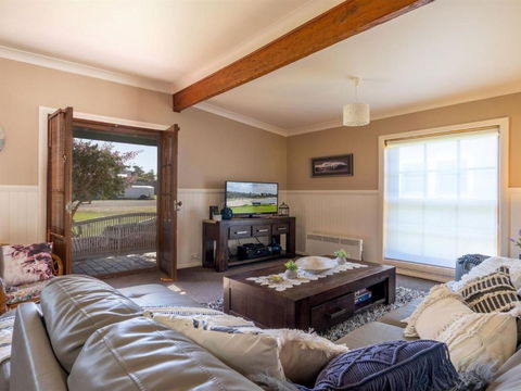 Cudgee Quaint Cottage With Separate Cabin - Accommodation Perth 6