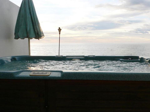 Joness Beach House Perfect Location With Views! - Accommodation Perth 2