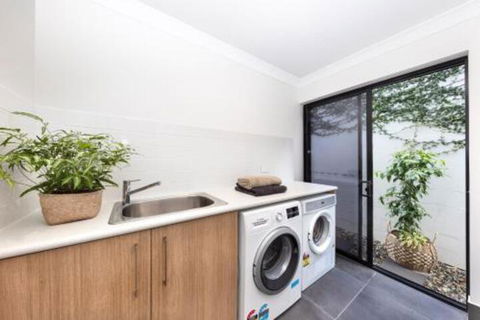 WINDFALL In PALM COVE - Perth Resorts 2