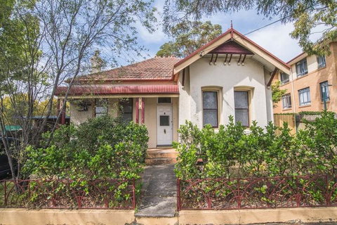 Beautiful Pre-loved Ashfield 4 Bedroom Home - Accommodation Perth 2