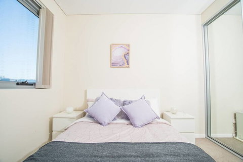 Spacious Central Apartment Walking Distance To Beach - Accommodation Perth 5