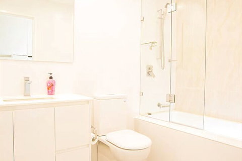 Spacious Central Apartment Walking Distance To Beach - Accommodation Perth 7
