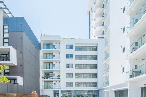 Spacious Central Apartment Walking Distance To Beach - Accommodation Perth 1