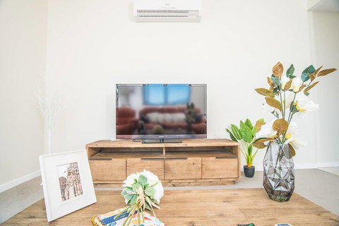Spacious Central Apartment Walking Distance To Beach - Accommodation Perth 6