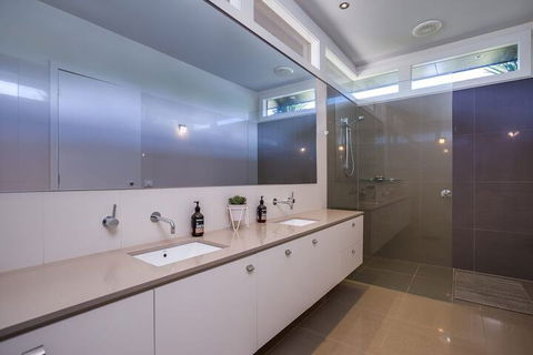 Kalina Retreat Tennis & Pool - Accommodation Perth 3