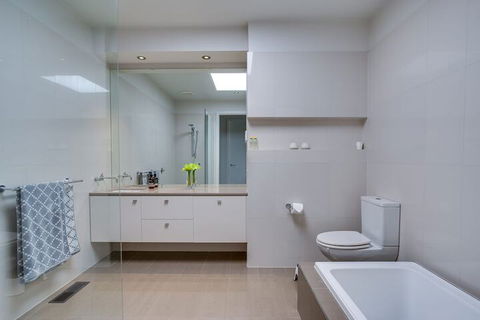 Kalina Retreat Tennis & Pool - Accommodation Perth 7