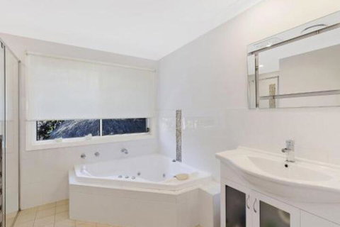 Luxurious Lake Front Long Jetty - Accommodation Perth 5