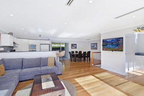 Luxurious Lake Front Long Jetty - Accommodation Perth 3