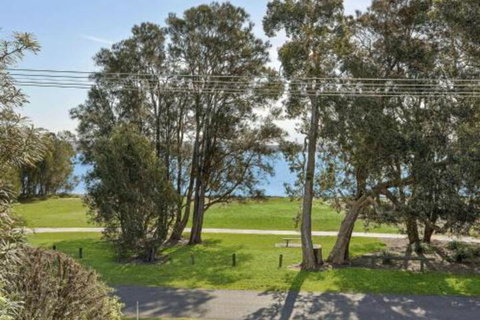 Luxurious Lake Front Long Jetty - Accommodation Perth 4