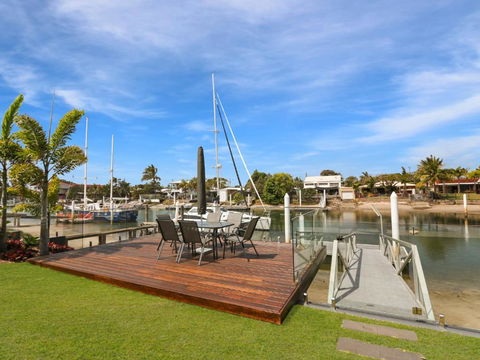 WATERFRONT HOME BORDERING MOOLOOLABA - Accommodation Perth 6