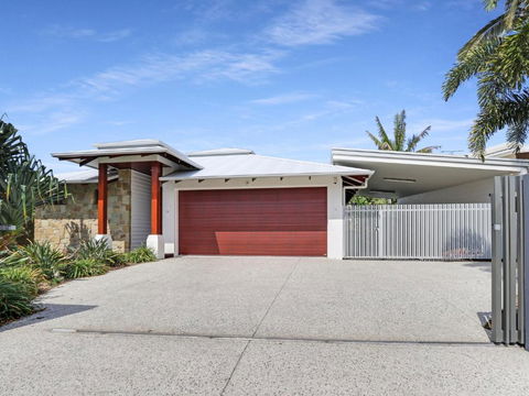 WATERFRONT HOME BORDERING MOOLOOLABA - Accommodation Perth 2
