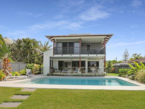 WATERFRONT HOME BORDERING MOOLOOLABA - Accommodation Perth 4
