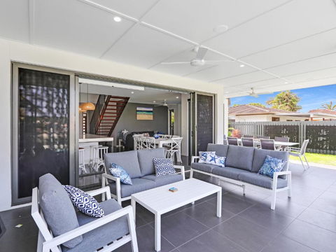 WATERFRONT HOME BORDERING MOOLOOLABA - Accommodation Perth 3