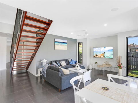 WATERFRONT HOME BORDERING MOOLOOLABA - Accommodation Perth 5