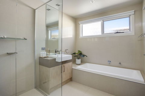 The Sanctuary Stunning Hot Tub Spa - Accommodation Perth 1