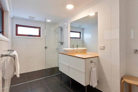 DOLPHIN LOOKOUT COTTAGE Amazing Views Of The Bay Of Fires - Accommodation Perth 1