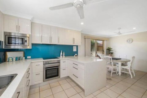 Burkeys 5 Main Street - Accommodation Perth 2
