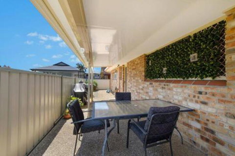 Burkeys 5 Main Street - Accommodation Perth 4